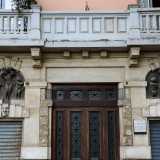 ...presenta un basamento a bugne grezze dove si apre l�ingresso principale impreziosito da due bassorilievi di stampo classico